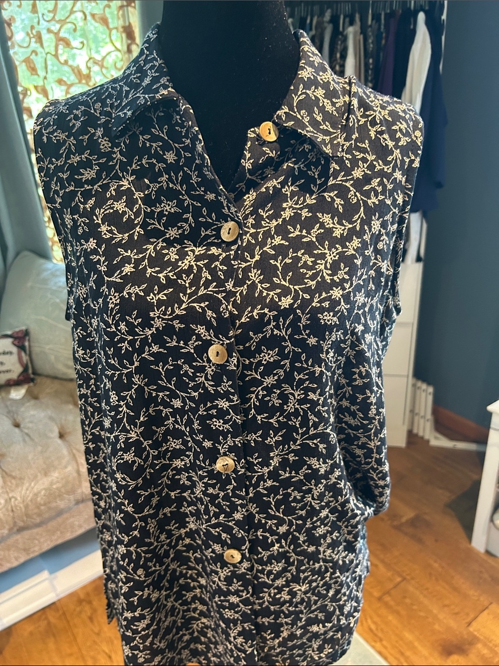 Clio Navy Floral Collared Button-Down Sleeveless Top
